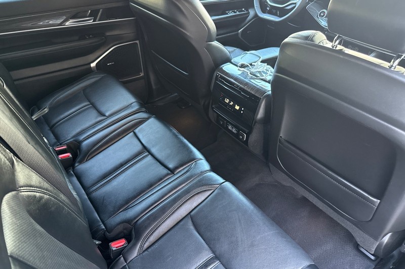 Jeep Wagoneer Vehicle Full-screen Gallery Image 19