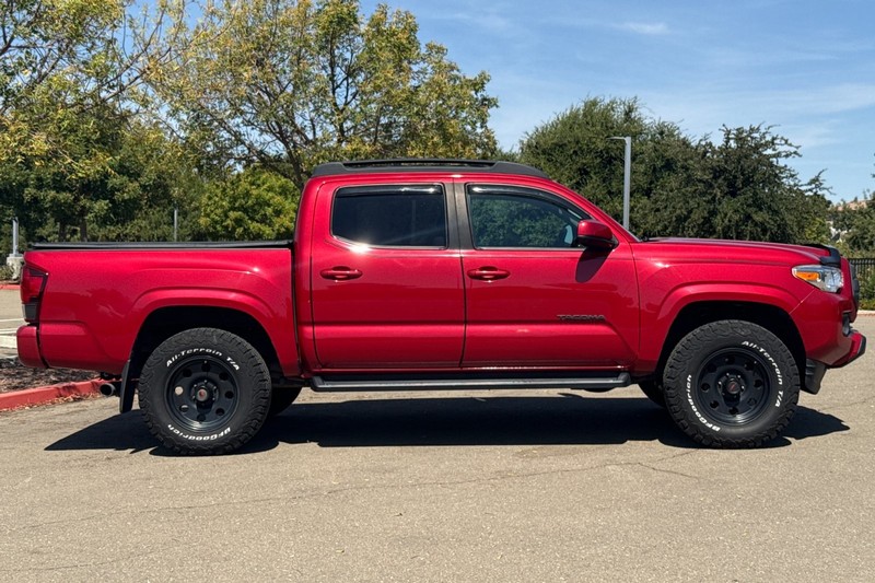 Toyota Tacoma 2WD Vehicle Full-screen Gallery Image 03