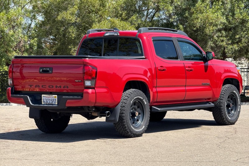 Toyota Tacoma 2WD Vehicle Full-screen Gallery Image 04