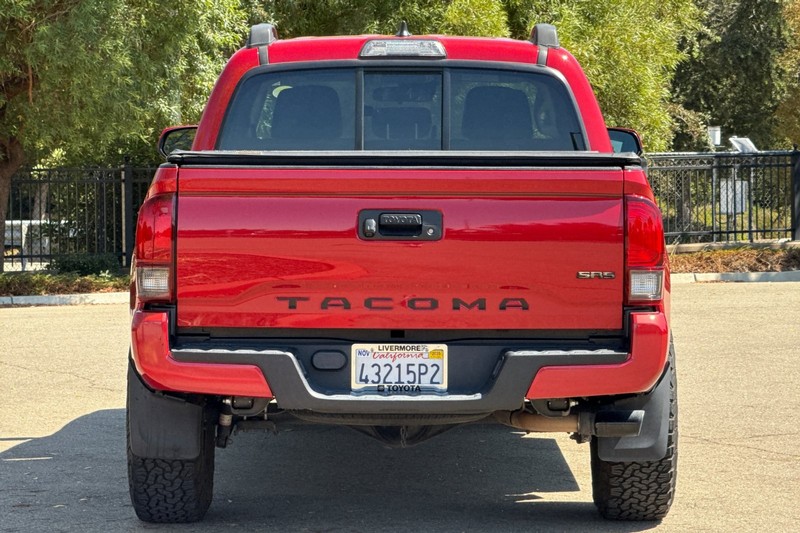Toyota Tacoma 2WD Vehicle Full-screen Gallery Image 05