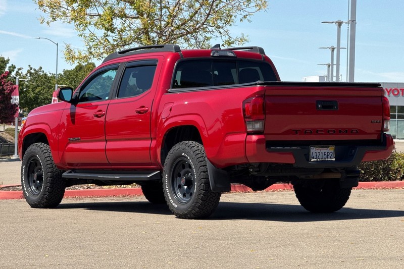 Toyota Tacoma 2WD Vehicle Full-screen Gallery Image 06