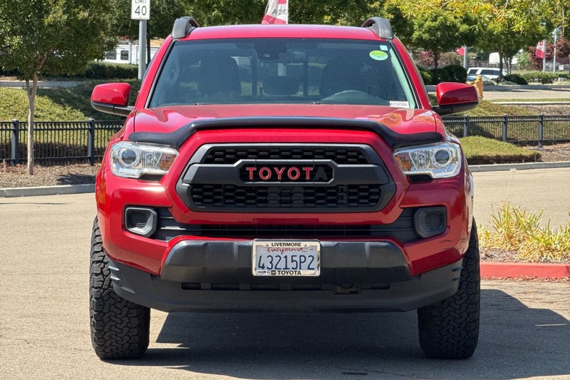Toyota Tacoma 2WD Vehicle Full-screen Gallery Image 09