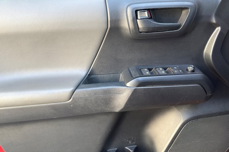 Toyota Tacoma 2WD Vehicle Full-screen Gallery Image 11
