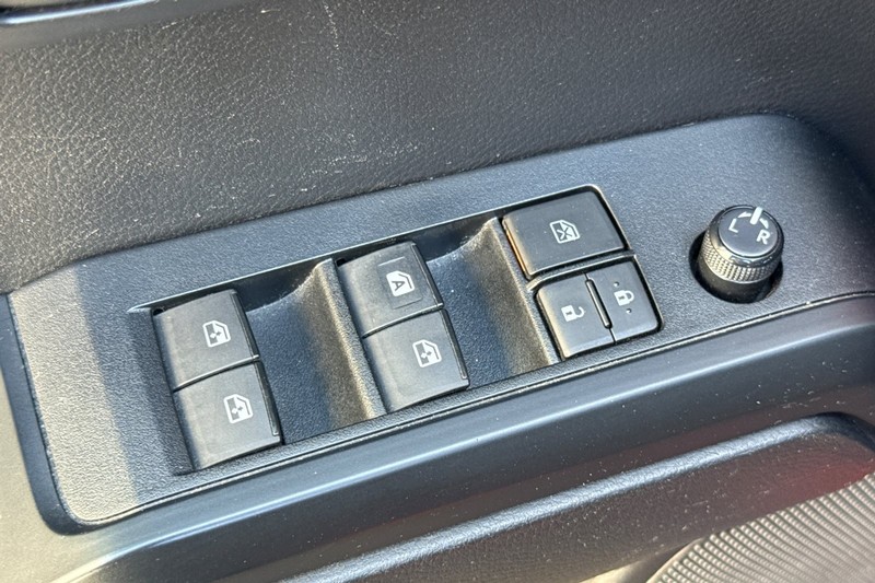 Toyota Tacoma 2WD Vehicle Full-screen Gallery Image 12