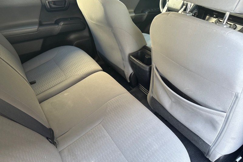 Toyota Tacoma 2WD Vehicle Full-screen Gallery Image 17