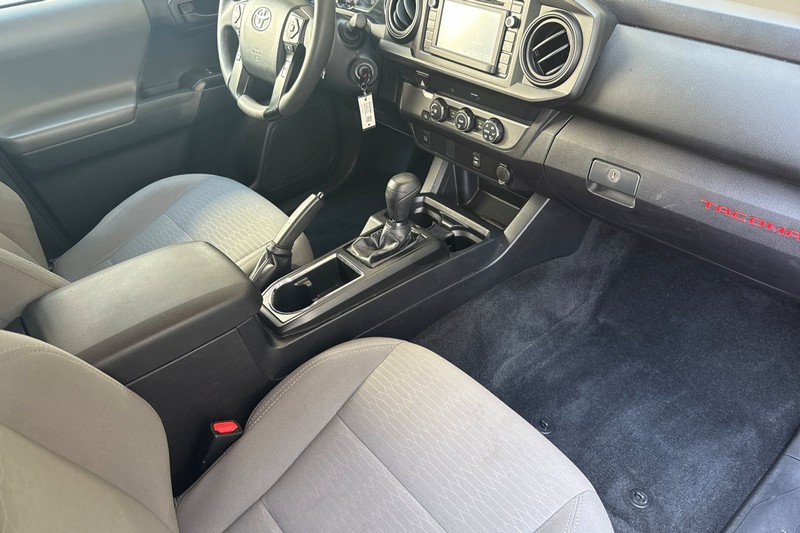 Toyota Tacoma 2WD Vehicle Full-screen Gallery Image 18