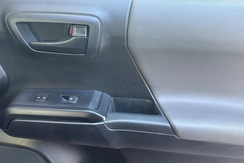 Toyota Tacoma 2WD Vehicle Full-screen Gallery Image 20