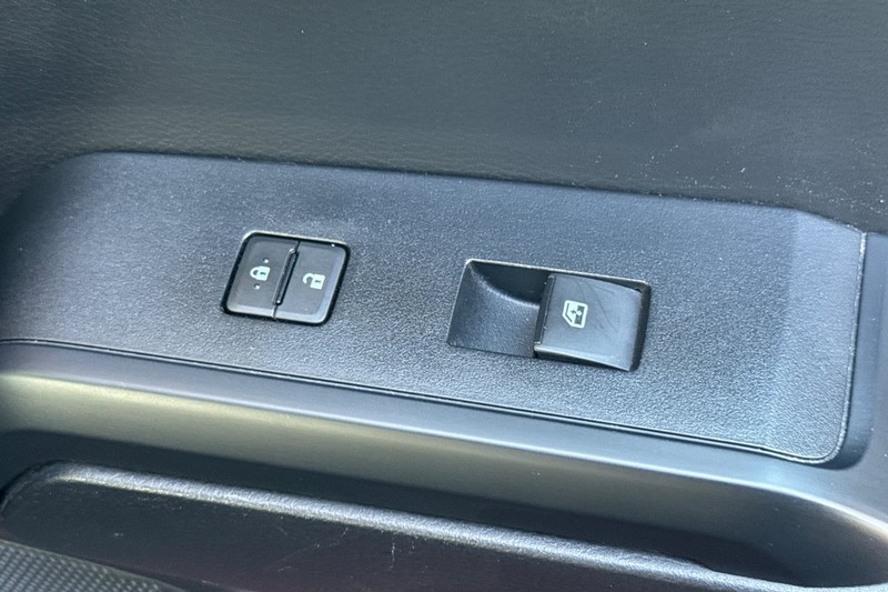 Toyota Tacoma 2WD Vehicle Full-screen Gallery Image 21