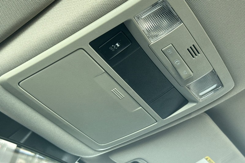 Toyota Tacoma 2WD Vehicle Full-screen Gallery Image 23