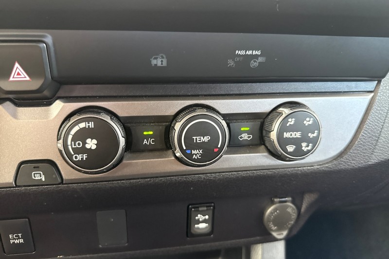 Toyota Tacoma 2WD Vehicle Full-screen Gallery Image 27