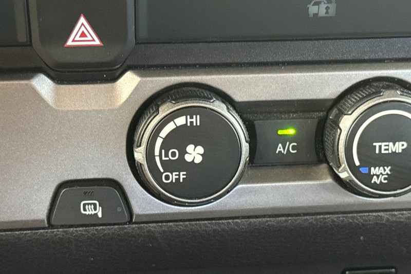Toyota Tacoma 2WD Vehicle Full-screen Gallery Image 28