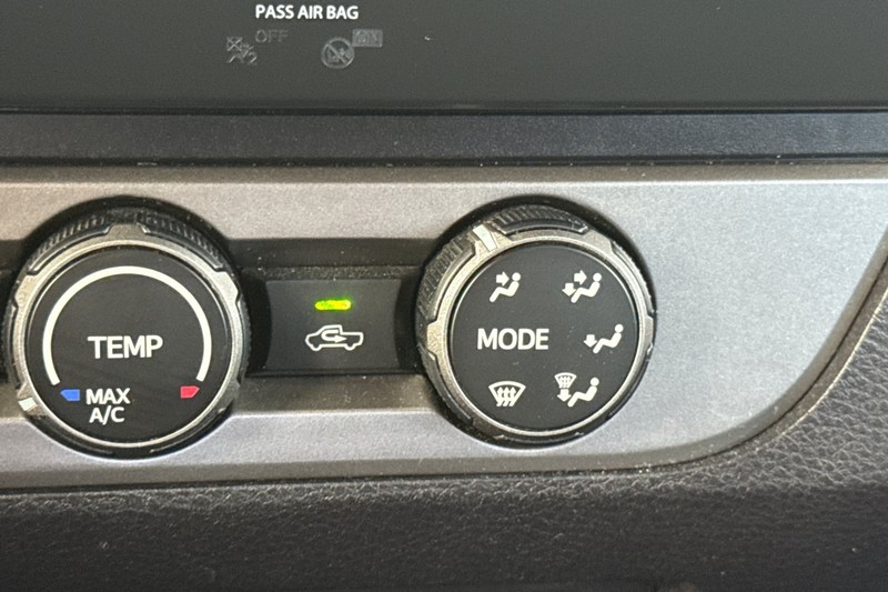 Toyota Tacoma 2WD Vehicle Full-screen Gallery Image 29