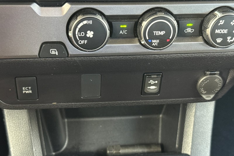 Toyota Tacoma 2WD Vehicle Full-screen Gallery Image 30