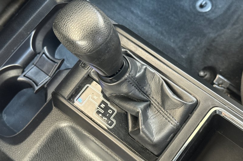 Toyota Tacoma 2WD Vehicle Full-screen Gallery Image 32
