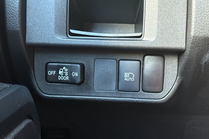 Toyota Tacoma 2WD Vehicle Full-screen Gallery Image 40