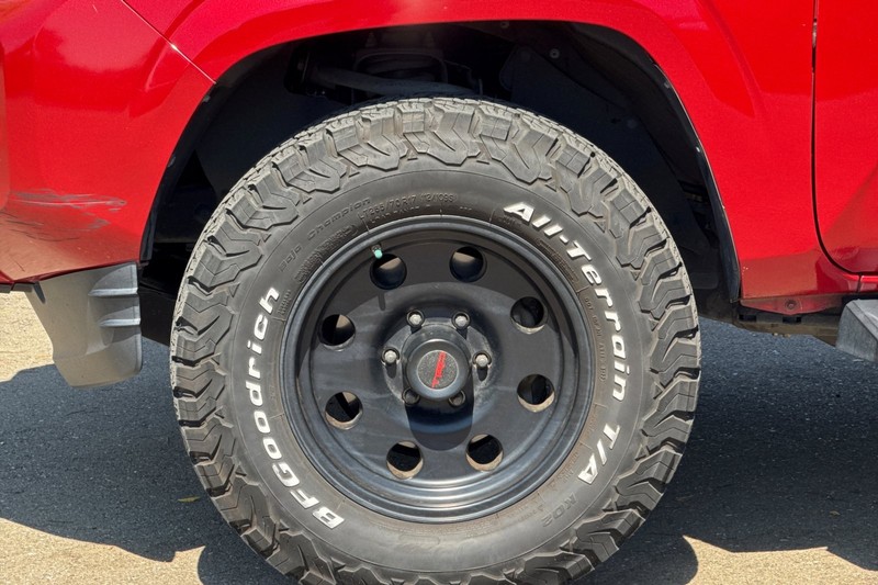Toyota Tacoma 2WD Vehicle Full-screen Gallery Image 42