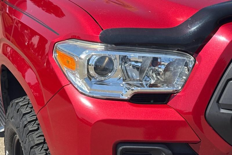 Toyota Tacoma 2WD Vehicle Full-screen Gallery Image 43