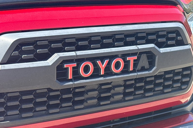 Toyota Tacoma 2WD Vehicle Full-screen Gallery Image 44