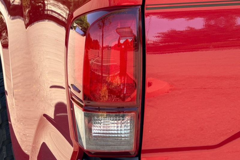 Toyota Tacoma 2WD Vehicle Full-screen Gallery Image 45