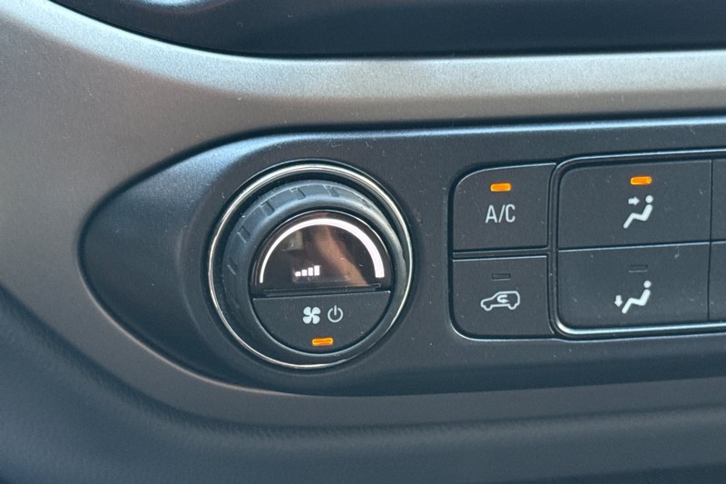Chevrolet Colorado Vehicle Full-screen Gallery Image 28