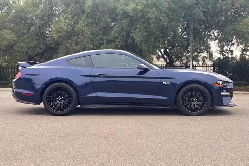 Ford Mustang Vehicle Full-screen Gallery Image 03