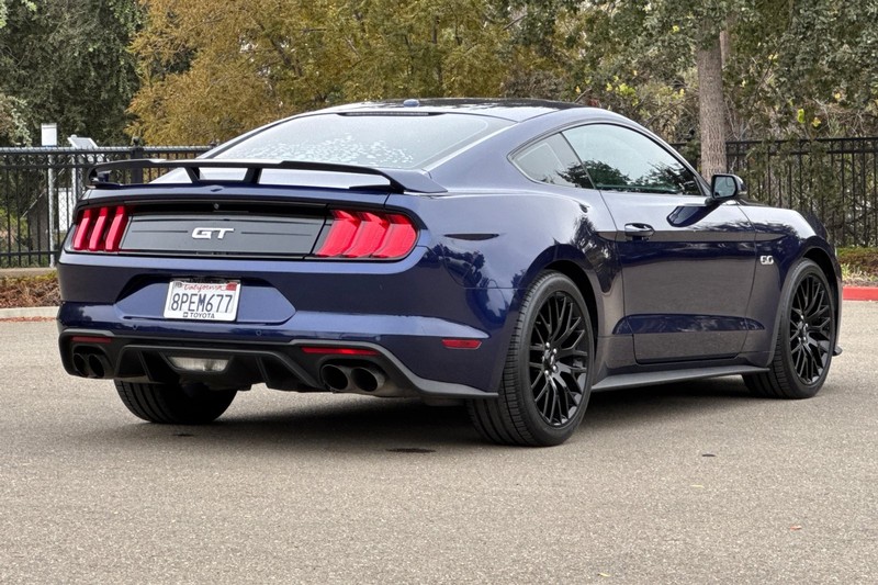 Ford Mustang Vehicle Full-screen Gallery Image 04