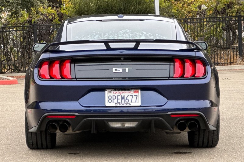 Ford Mustang Vehicle Full-screen Gallery Image 05