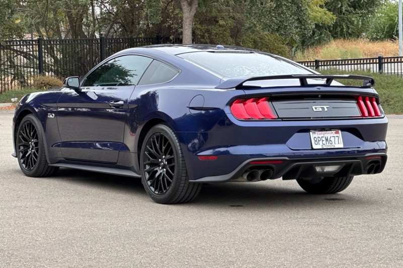 Ford Mustang Vehicle Full-screen Gallery Image 06