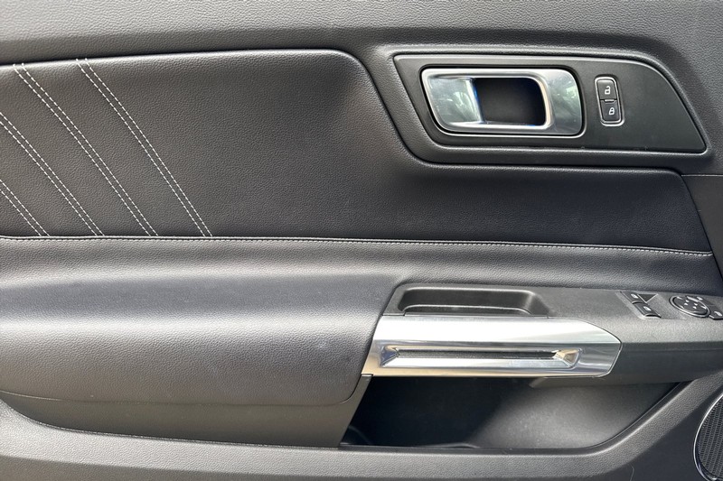 Ford Mustang Vehicle Full-screen Gallery Image 11