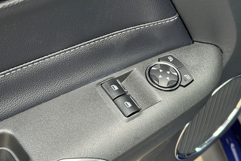 Ford Mustang Vehicle Full-screen Gallery Image 12