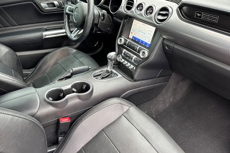 Ford Mustang Vehicle Full-screen Gallery Image 18