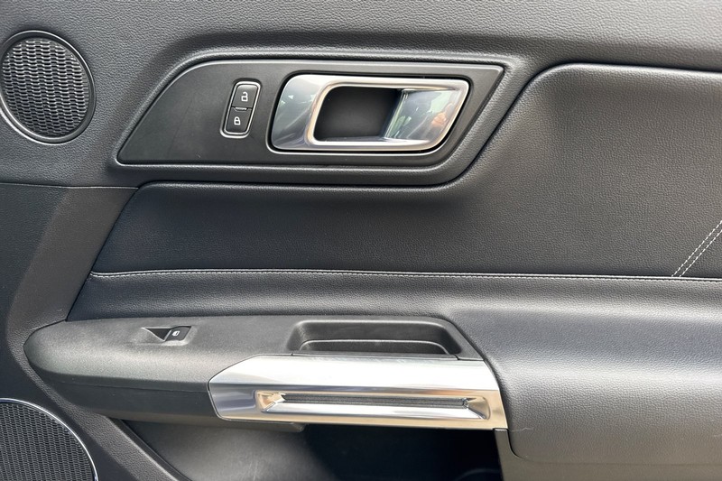 Ford Mustang Vehicle Full-screen Gallery Image 20