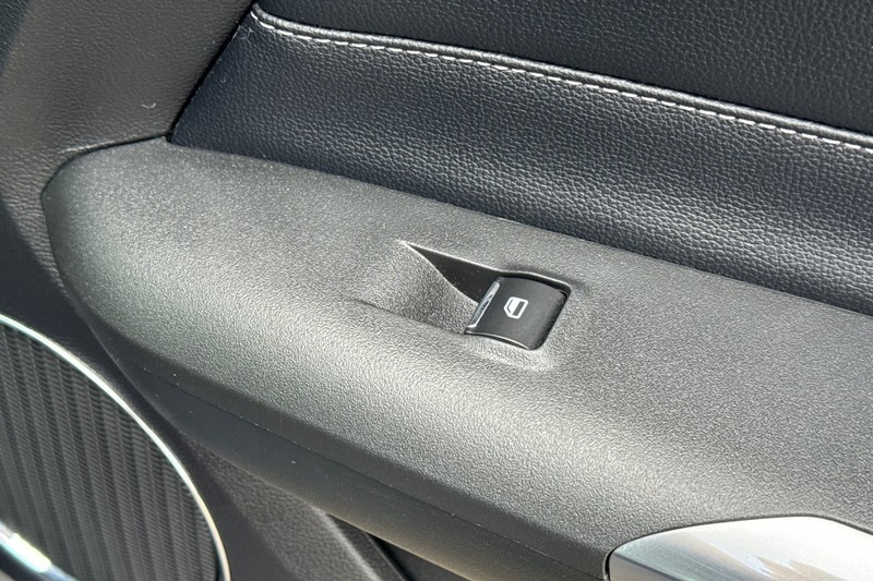 Ford Mustang Vehicle Full-screen Gallery Image 21