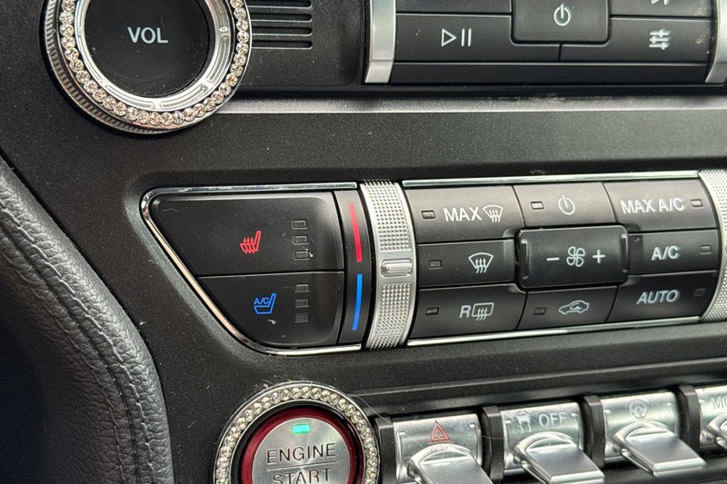 Ford Mustang Vehicle Full-screen Gallery Image 28