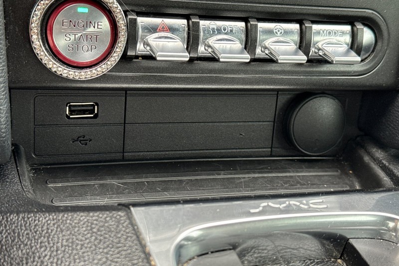 Ford Mustang Vehicle Full-screen Gallery Image 30