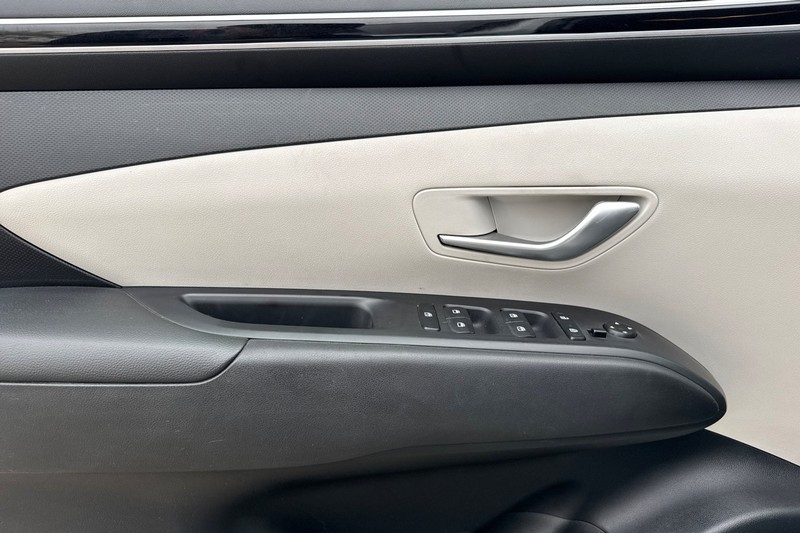 Hyundai Tucson Vehicle Full-screen Gallery Image 11