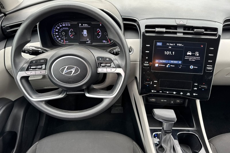 Hyundai Tucson Vehicle Full-screen Gallery Image 16