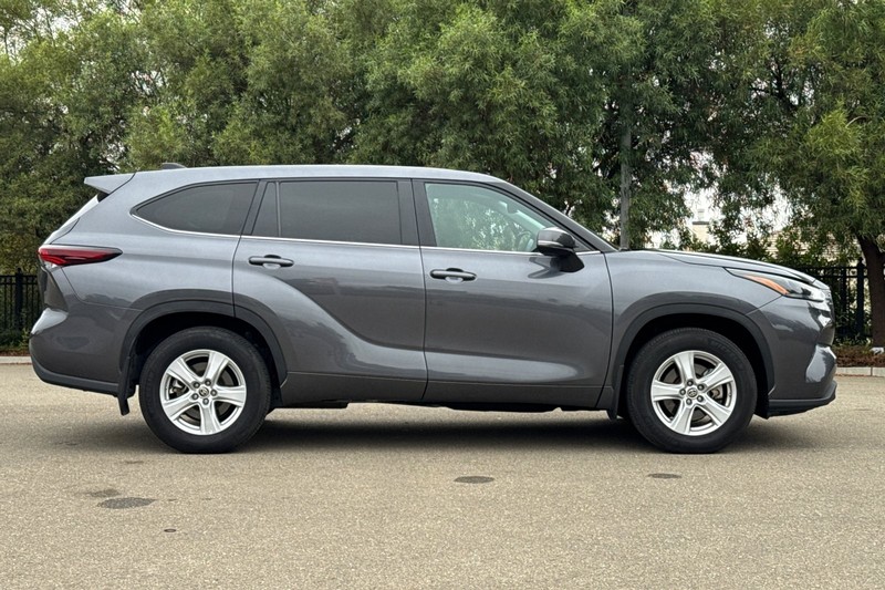Toyota Highlander Vehicle Full-screen Gallery Image 03