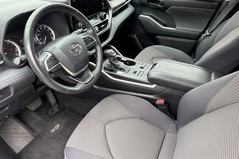 Toyota Highlander Vehicle Full-screen Gallery Image 10