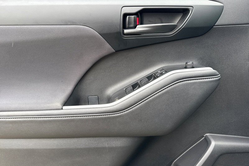 Toyota Highlander Vehicle Full-screen Gallery Image 11
