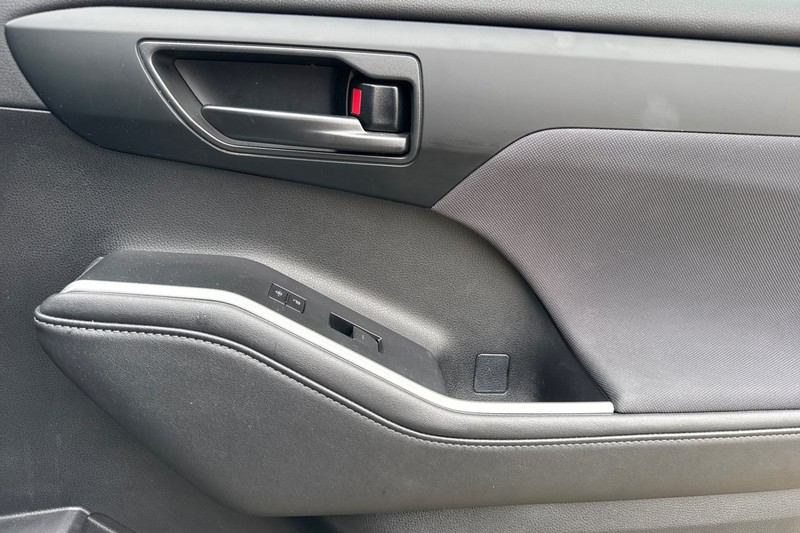 Toyota Highlander Vehicle Full-screen Gallery Image 22