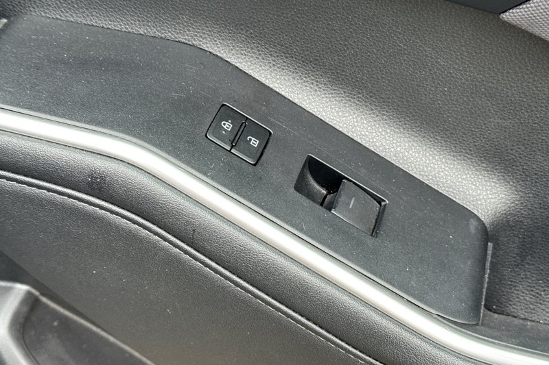 Toyota Highlander Vehicle Full-screen Gallery Image 23