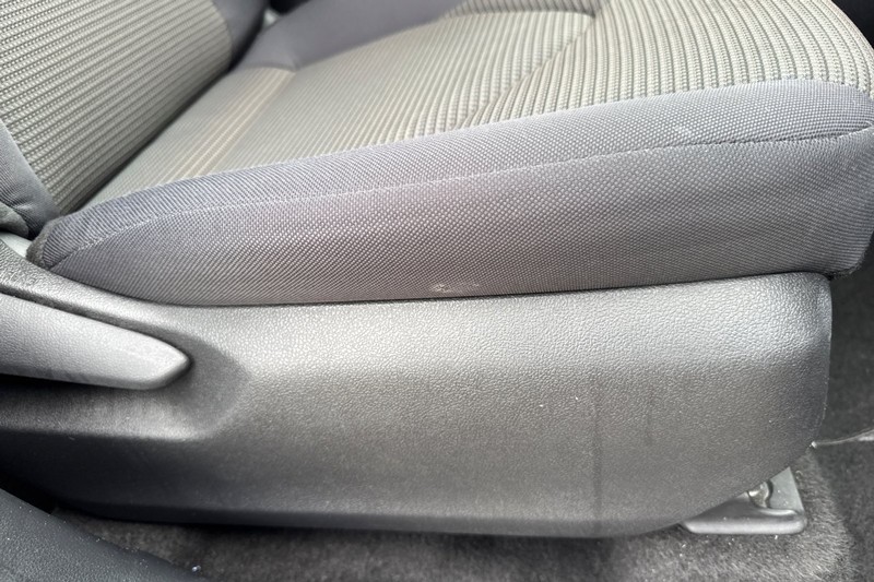 Toyota Highlander Vehicle Full-screen Gallery Image 24