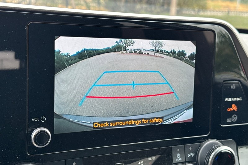 Toyota Highlander Vehicle Full-screen Gallery Image 28