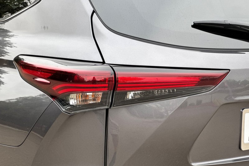 Toyota Highlander Vehicle Full-screen Gallery Image 50