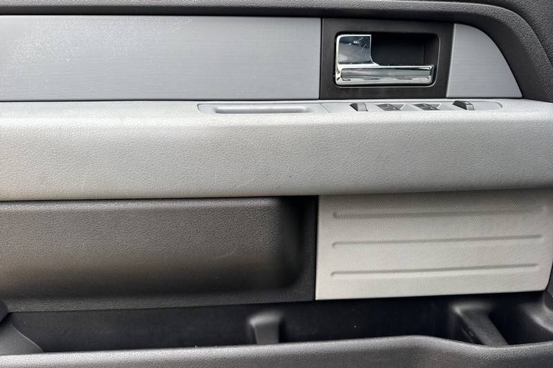 Ford F-150 Vehicle Full-screen Gallery Image 11