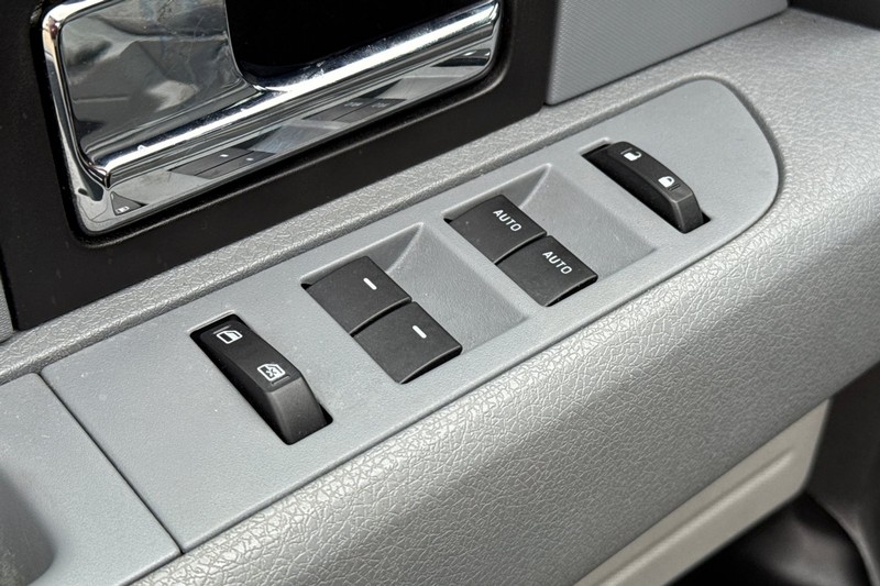Ford F-150 Vehicle Full-screen Gallery Image 12