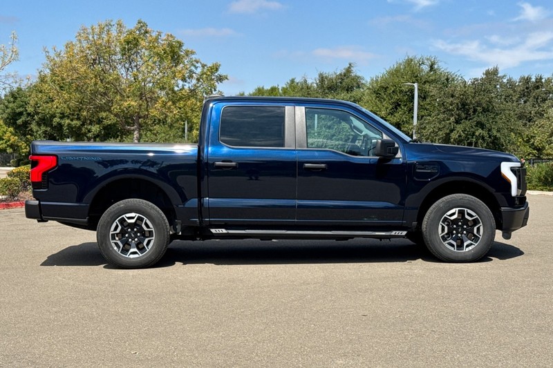 Ford F-150 Lightning Vehicle Full-screen Gallery Image 03