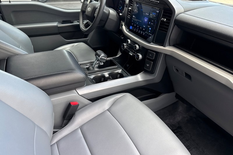 Ford F-150 Lightning Vehicle Full-screen Gallery Image 18