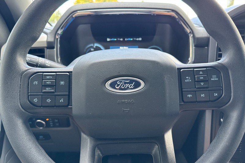 Ford F-150 Lightning Vehicle Full-screen Gallery Image 35